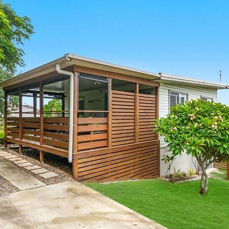 Convent Cottage - Pet Friendly Home In The Centre Of Town Yamba Exterior photo